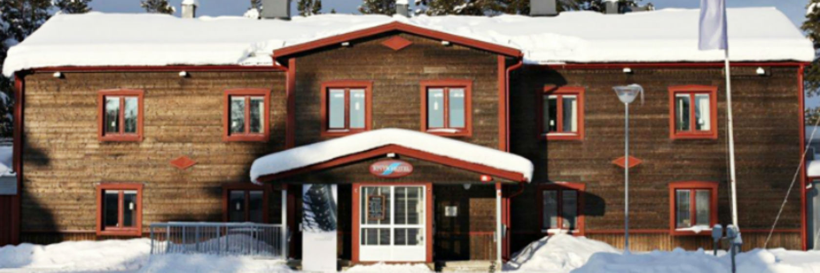 Framsidan av Sorsele River Hotel med sntyngt tak