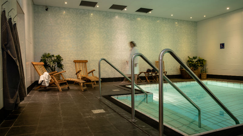 Spaavdelning med en lite pool på Clarion Hotel Grand ÖStersund
