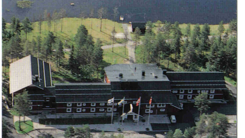 En flygbild av Hotell Jokkmokk och sjön Talvatis