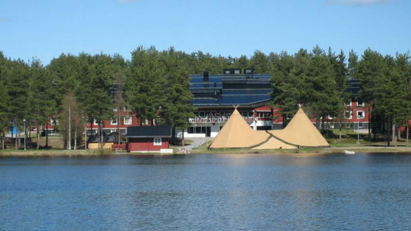 Sjön Talvatis och kåta i förgrunden till Hotell Jokkmokk