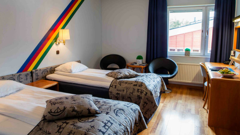 Två enkelsängar i ett rum på Hotell Jokkmokk