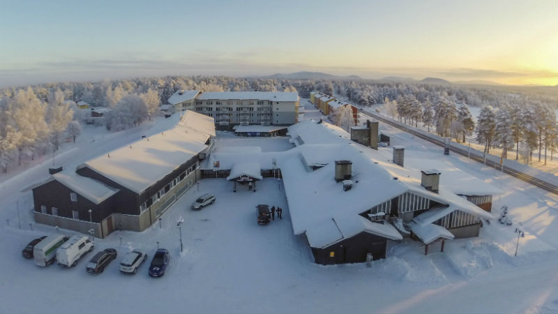 Flygbild över ett snötäckt Hotell Laponia i Arvidsjaur