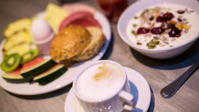 Frukost med kaffe och frukt,fil och bröd på Hotell Östersund