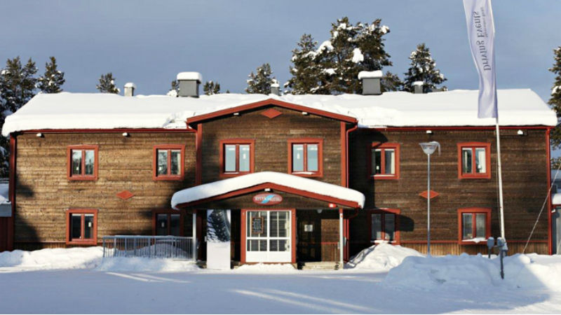 Framsidan av Sorsele River Hotel med sntyngt tak