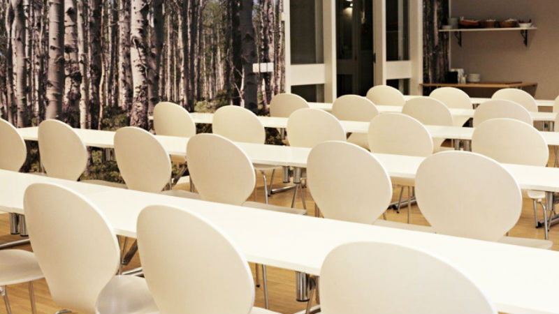Vita stolar och bord i konferensrummet i Sorsele River Hotel