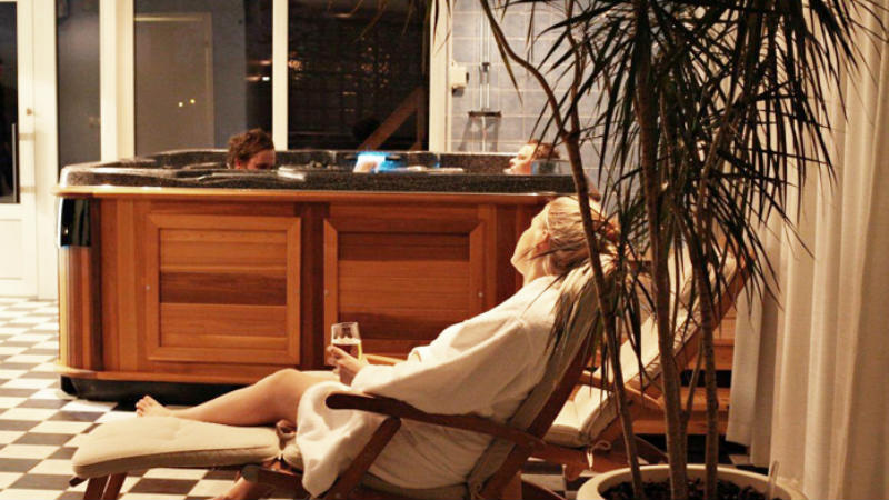 Relaxavdelningen med bubbelpool p Sorsele River Hotel 