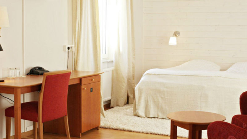 Dubbelsng och skrivbord i ett rum p Sorsele River Hotel