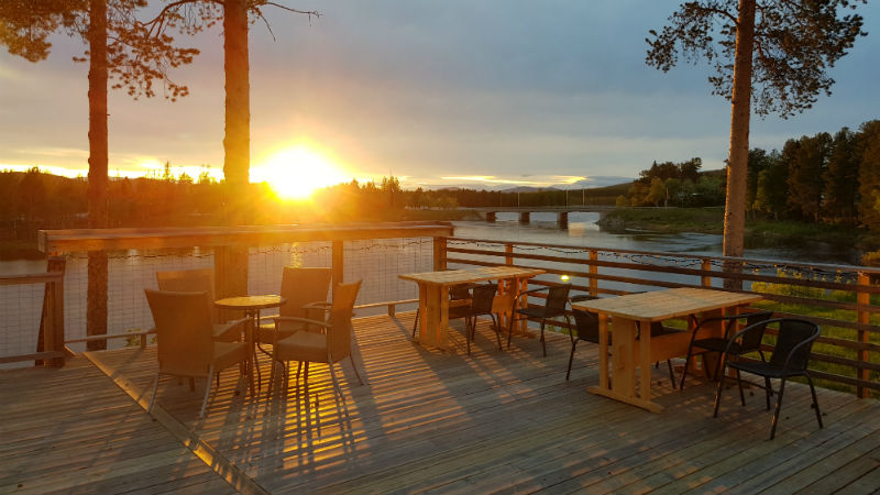Solnedgng ver vindellven frn uteplatsen p Sorsele River Hotel