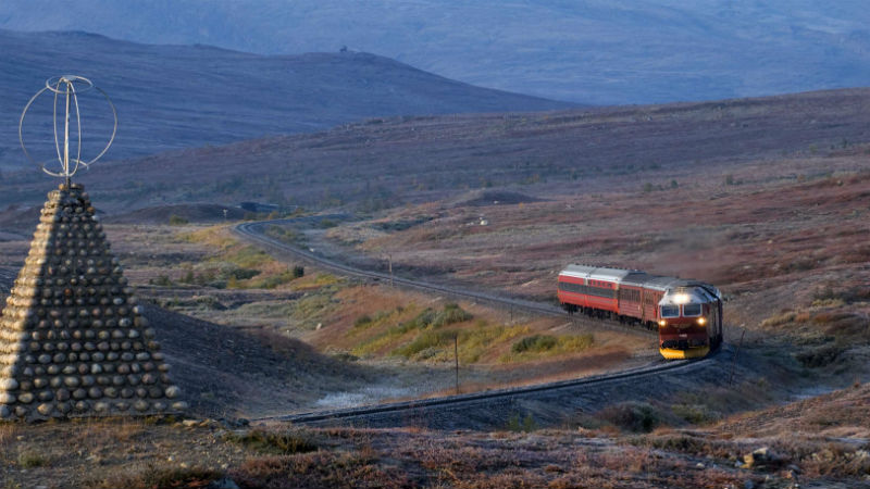 Norskt tåg åker förbi polcirkeln