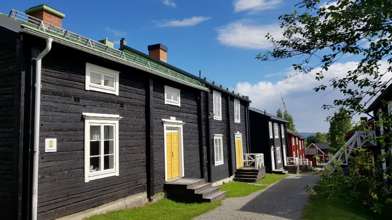 Mellan hus i Vilhelmina kyrkstad