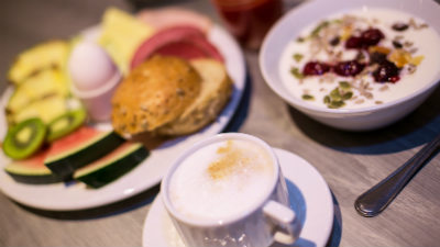 Frukost med kaffe och frukt,fil och bröd på Hotell Östersund