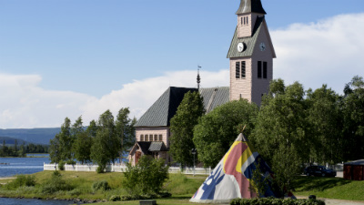 Mimmikåtan framför Arjeplogs kyrka